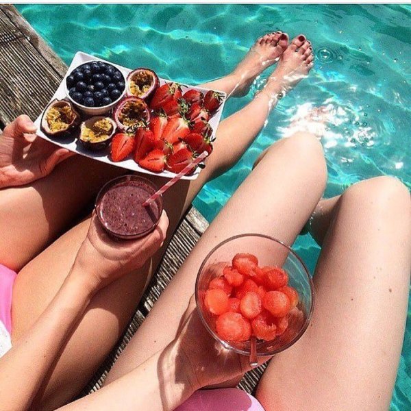 Ноги и фрукты