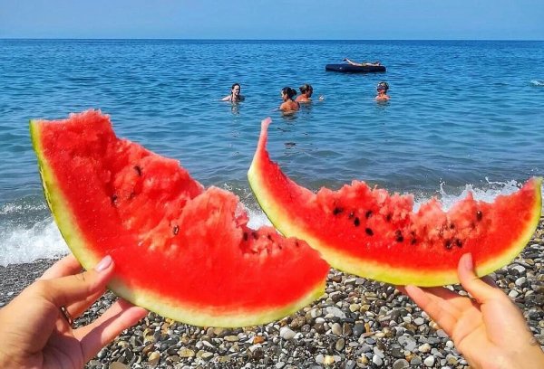 Фрукты на пляже