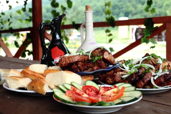 Озеро, лето, шашлык, вино