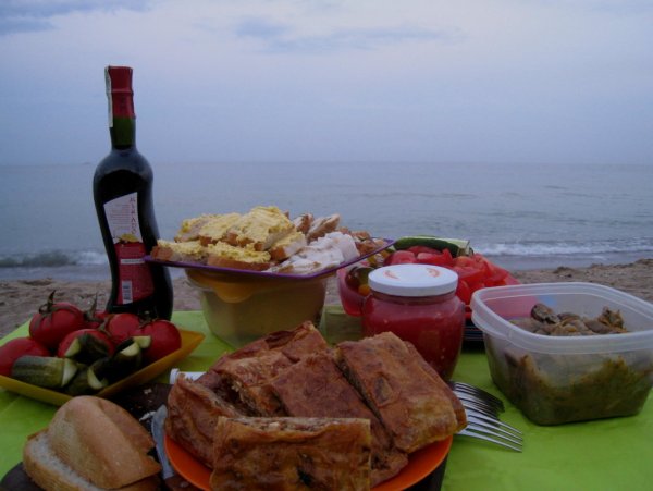 Костер на берегу моря на закате