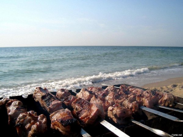 Накрытый стол с пивом и закуской