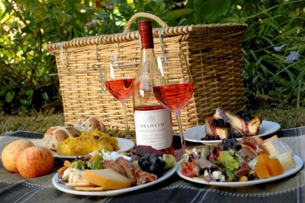 Пикник с вином на берегу моря