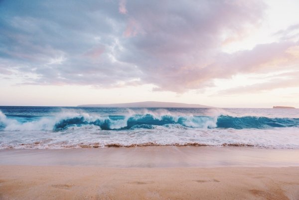 Розовый рассвет на море