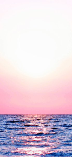 Розовый закат на море