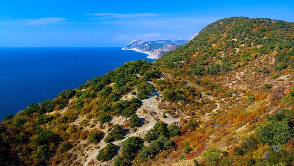 Гора в черном море в Крыму