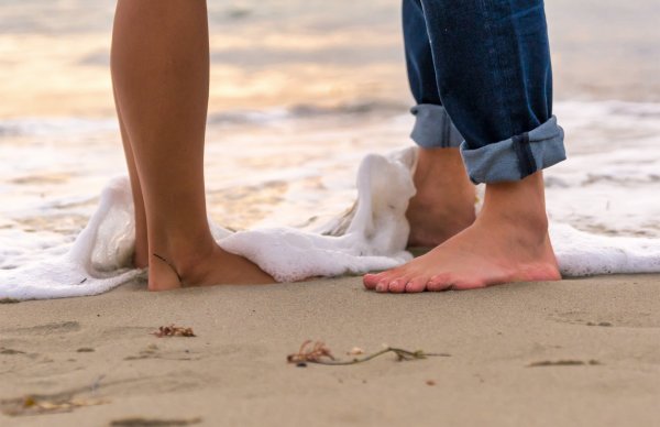 Босиком по берегу моря