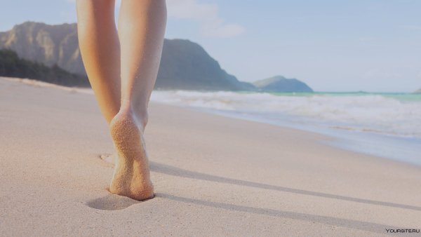Женские ноги по песку
