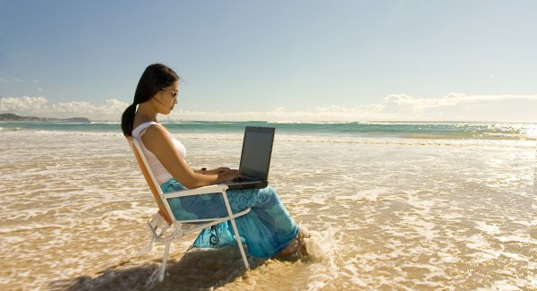 С ноутбуком на пляже