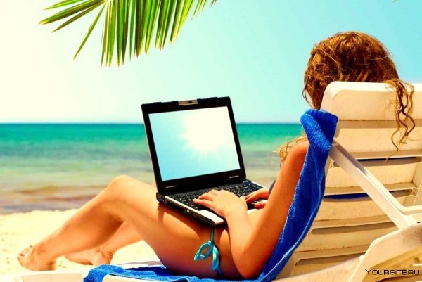 Ноутбук на берегу моря