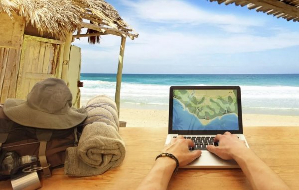 С ноутом на пляже