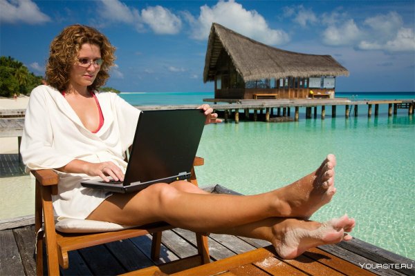 Девушка с ноутбуком на море