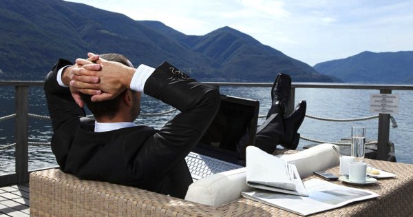 С ноутбуком на море