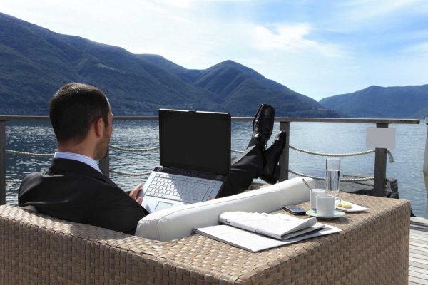 С ноутбуком на пляже