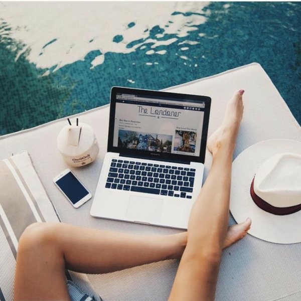 Девушка с ноутбуком на природе