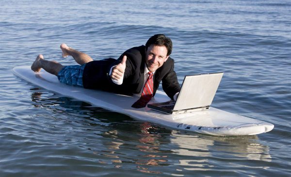 Девушка с ноутбуком на берегу моря