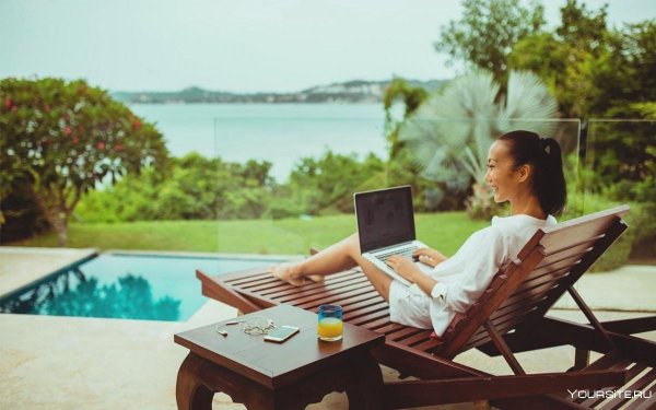 Мужчина с ноутбуком на море