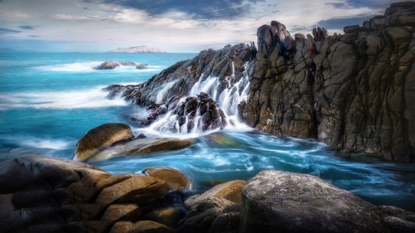 Песок и море волны камни