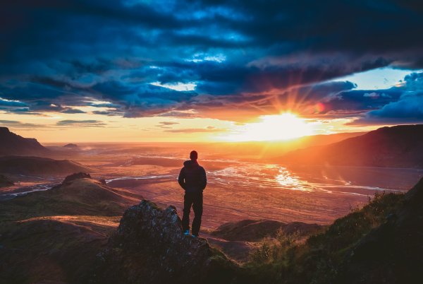 Человек на фоне пейзажа