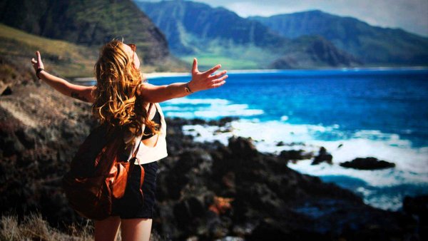 Красивая девушка в горах