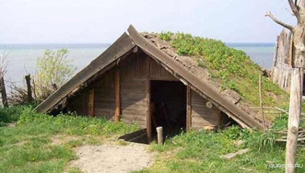 Землянка на берегу моря