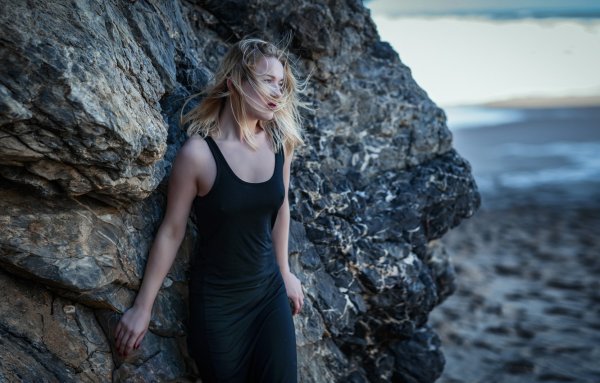 Девушка на скалах