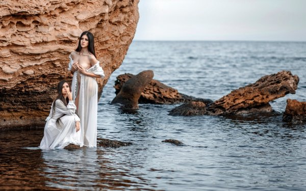 Девушка на обрыве у моря