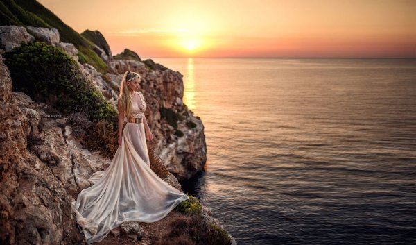 Девушка в платье на скале