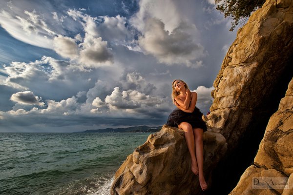 Фотосессия на скалах в купальнике