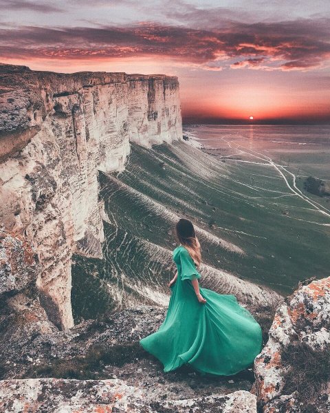 Девушка на камнях возле моря