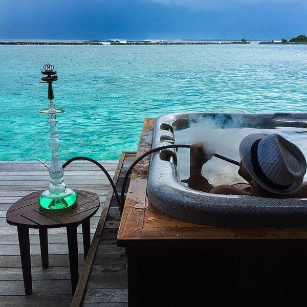 Девушка с кальяном на пляже