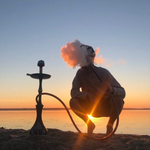 Девушка с кальяном на природе