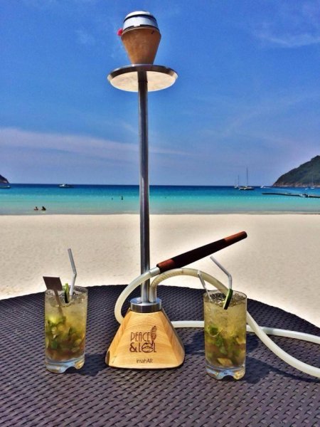 Девушка с кальяном на море