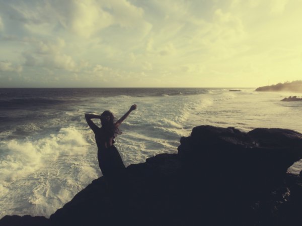 Девушка на море со спины