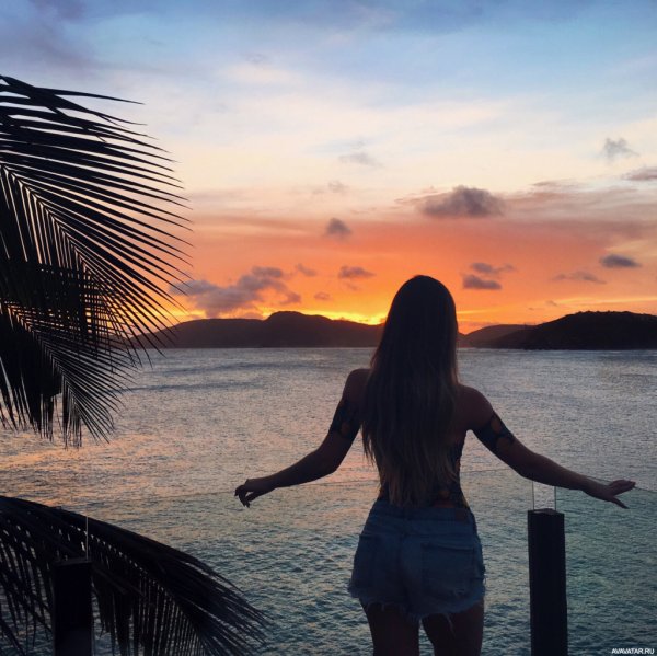 Девушка на море со спины