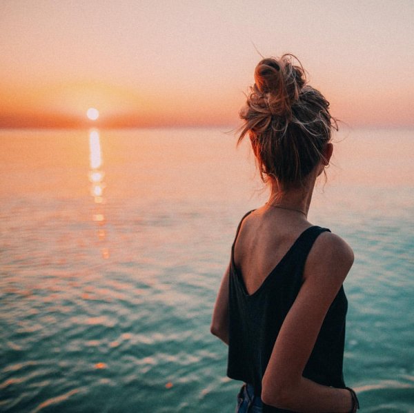 Блондинка со спины летом