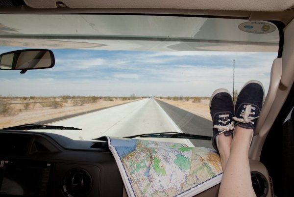 Девушка в машине без лица