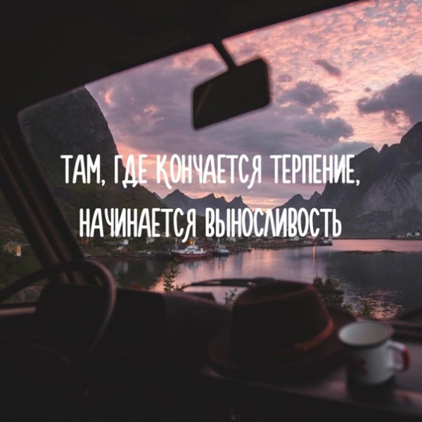 Девушка бежит к морю