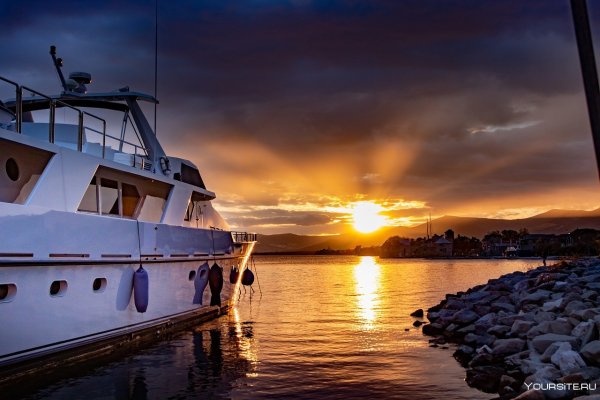 Красивая яхта в море