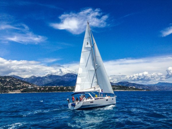 Красивая яхта в море