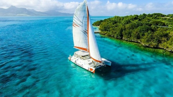 Яхта в море