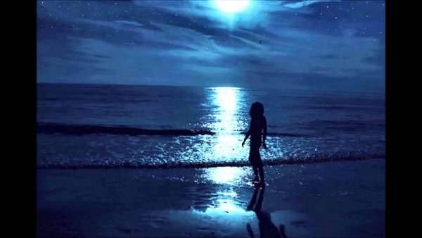 Ночное море и девушки