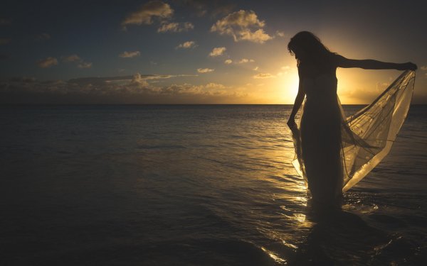 Девушка на фоне ночного моря