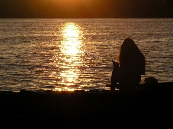 Девочка у моря ночью