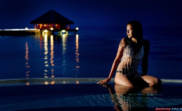 Девушка на берегу