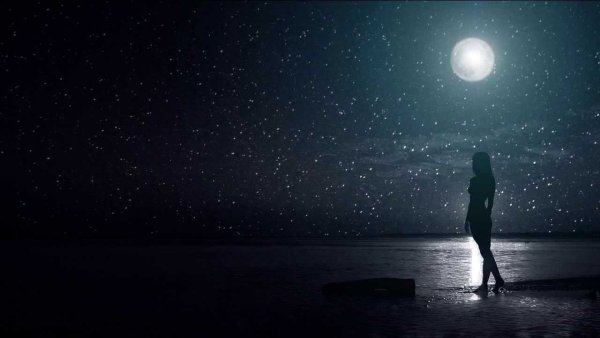 Девушка в воде со спины