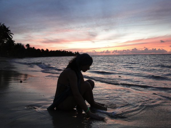 Девушка на берегу ночного моря