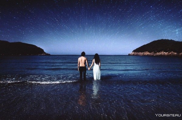 Женщина на закате у моря