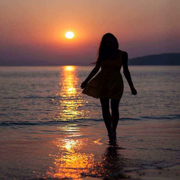 Ночное море и девушки