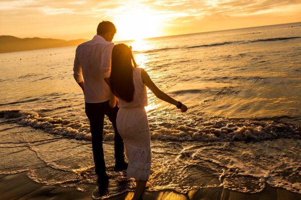 Парочка на берегу моря