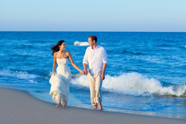 Влюбленная пара на море